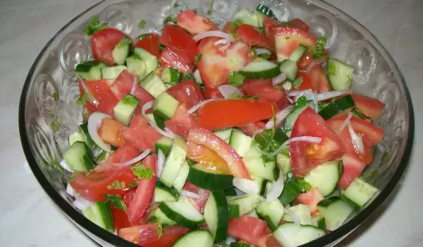 Бърза салата с домати и краставици