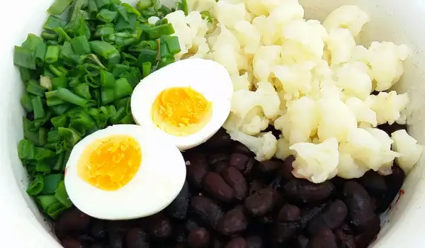 Бобена салата с карфиол и яйце
