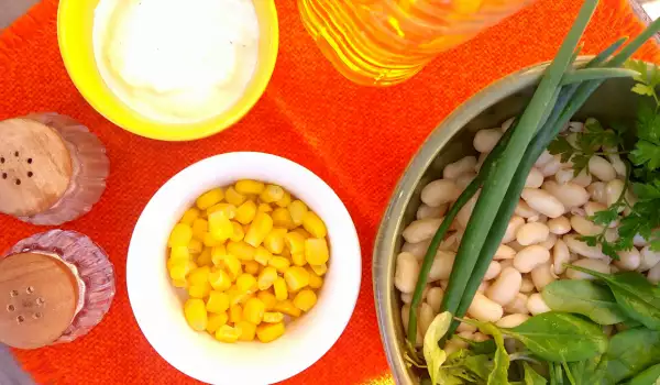 Бобена салата с царевица и млечна майонеза