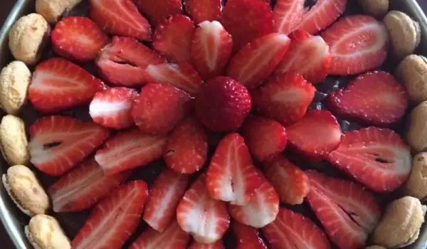 Лесна бишкотена торта с ягоди и шоколад
