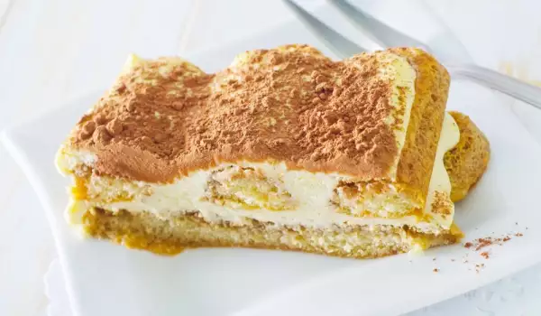 Бишкотена торта с маскарпоне и цедено мляко