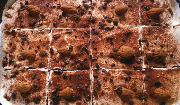 Какаова бисквитена торта със сметана и бадеми