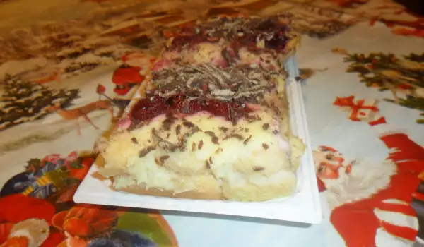 Бишкотена торта със сладко от вишни
