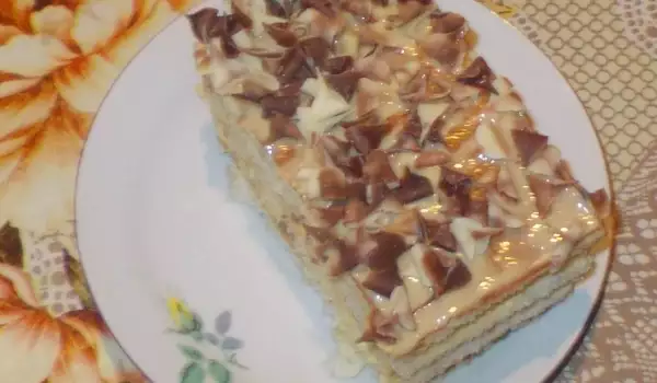 Бисквитена торта с крем Ванилия и ягодов топинг