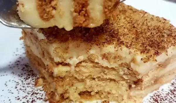Бисквитена торта с домашен сладкарски крем