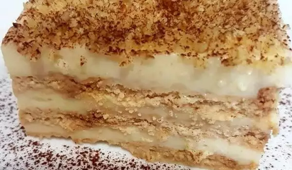 Бисквитена торта с домашен сладкарски крем
