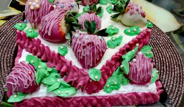 Бисквитена торта с декорация шоколадови ягоди