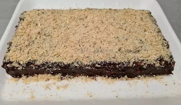 Обикновена бисквитена торта с шоколадов крем