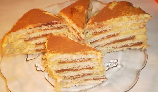 Бисквитена торта с домашен крем и течен шоколад