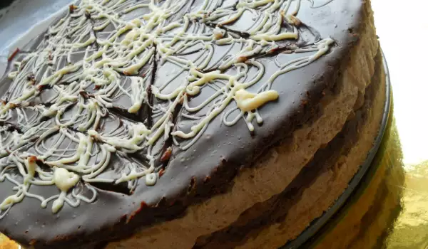 Бисквитена торта с кафе и шоколадов мус