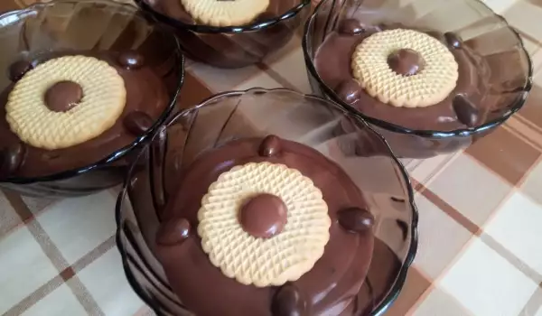 Шоколадова бисквитена торта в купички