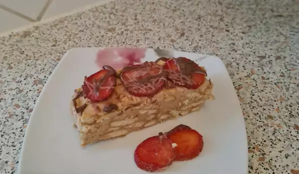 Бисквитена торта с маслен крем и ягоди