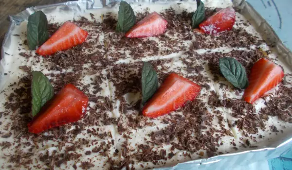 Лесна торта с бисквити и ягоди