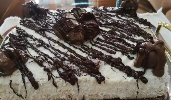 Бисквитена торта с крем Рафаело