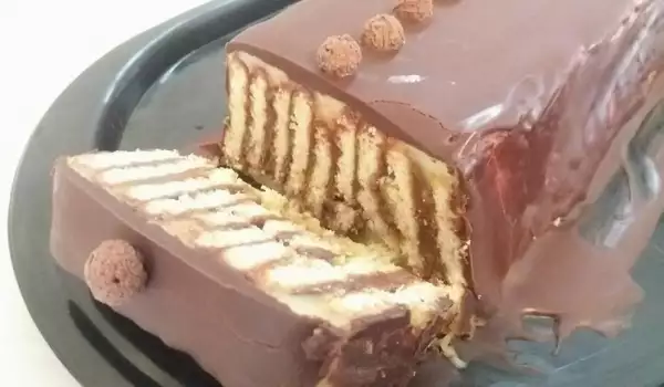 Бисквитена торта с пудинг и течен шоколад
