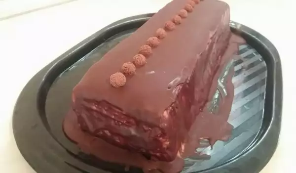 Бисквитена торта с пудинг и течен шоколад