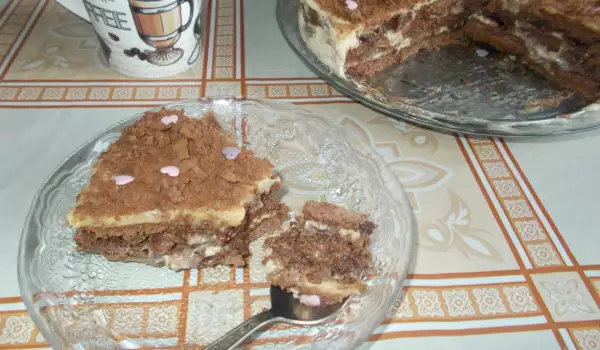 Бисквитена торта със сладко от боровинки
