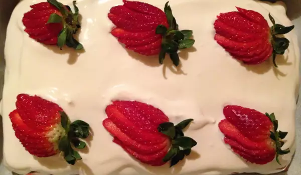 Бисквитена торта с маскарпоне и ягоди