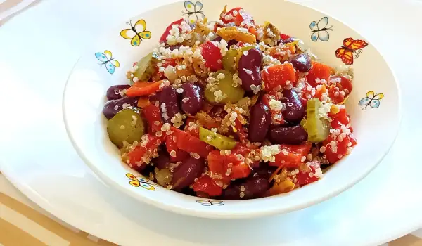 Боб с киноа и зеленчуци