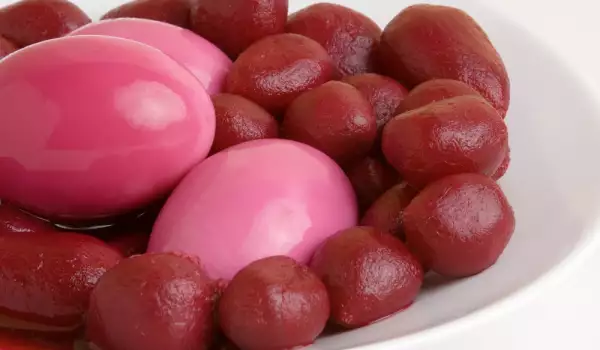 Червени мариновани яйца