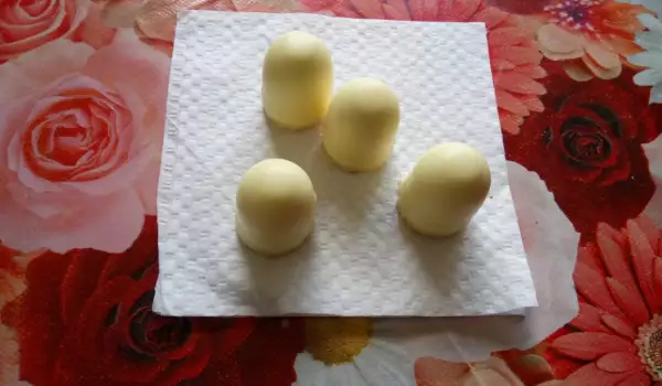 Изящни бонбони Пармиджани с обвивка от бял шоколад