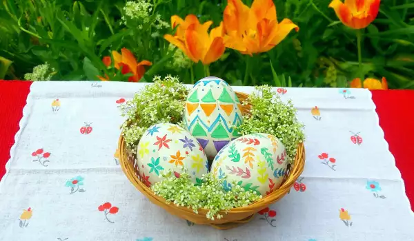 Рисувани великденски яйца с акварелни боички