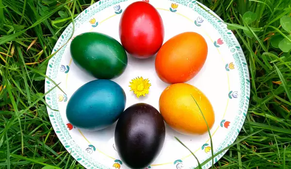 Класически боядисани великденски яйца
