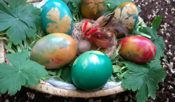 Боядисване на яйца две в едно