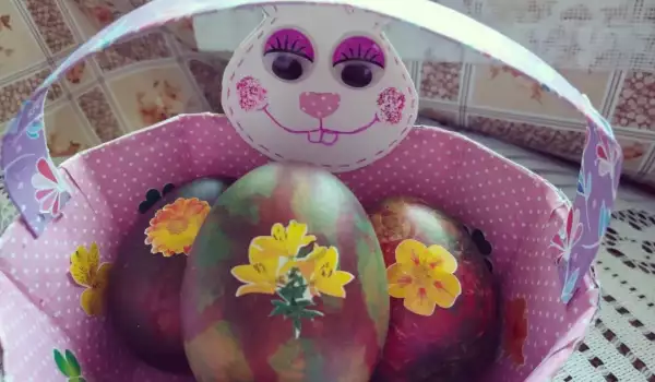 Великденски яйца, боядисани с памук и салфетки