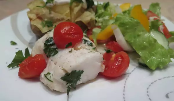 Бяла риба с чери домати в плик за печене