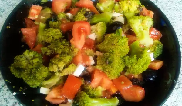 Шарена салатка с броколи и домати