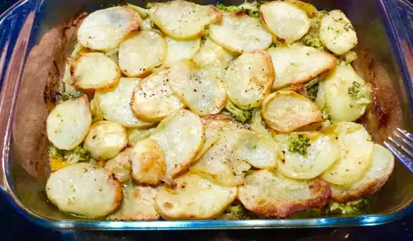 Вегетарианска запеканка с броколи и картофи