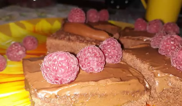 Шоколадови браунис с глазура и малини