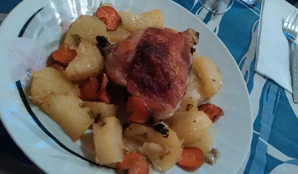 Пилешки плешки на фурна с картофи и моркови