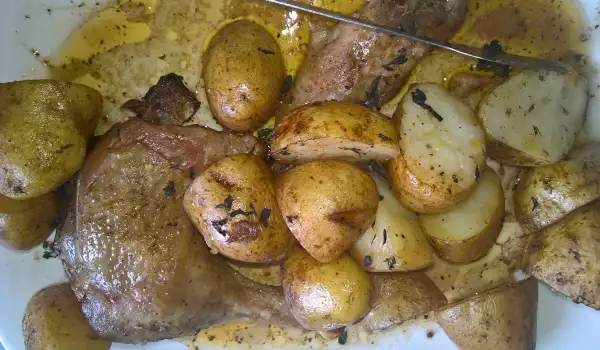 Пилешки бутчета и крилца с пресни картофи в плик