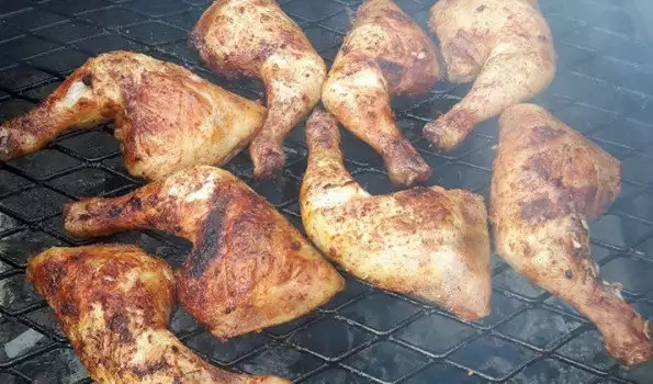 Пилешки бутчета в медена марината на барбекю