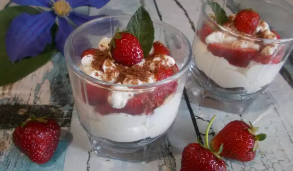 Десерт от цедено мляко с ягоди