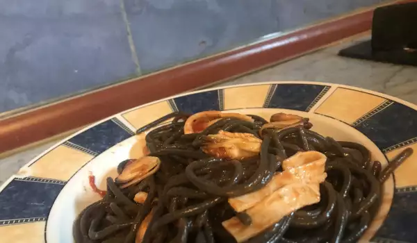 Черни спагети със скариди, рулца от раци и миди