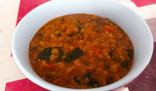 Лесна супа от червена леща и спанак