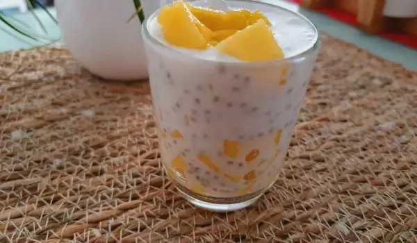 Чиа кремчета с манго и кокосово мляко
