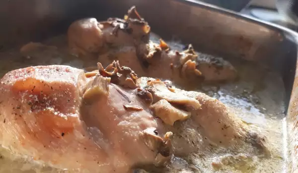 Пилешки гърди с гъби в бял сос
