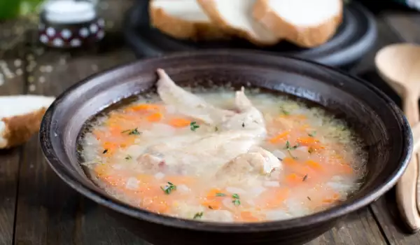 Супа от пилешки крилца с картофи и сметана