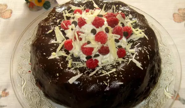 Шоколадов кейк Червено кадифе с малини