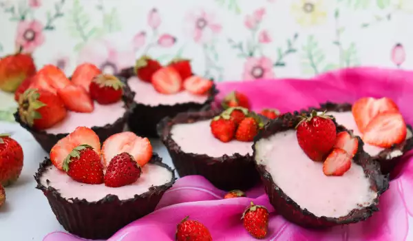 Шоколадови кошнички с ягодов пълнеж