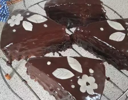 Шоколадова торта с ягодов конфитюр