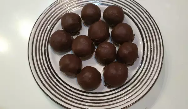 Шоколадово-бисквитени топчици
