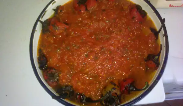 Чушки с доматен сос и тиквички