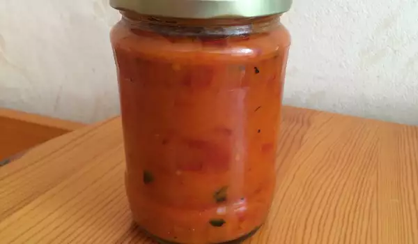 Печени червени чушки с доматен сос в буркани