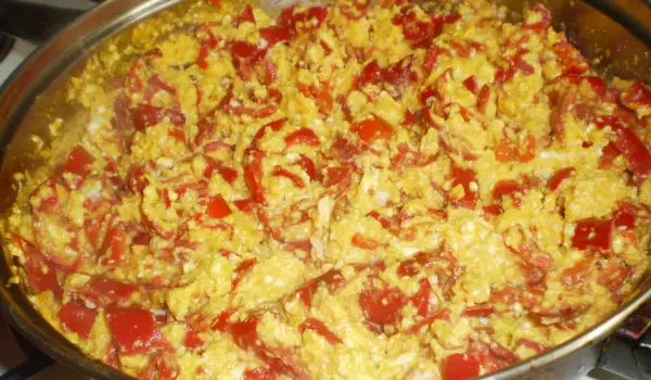 Пържени червени чушки върхари с яйца и сирене