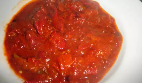 Пикантни чушки с доматен сос